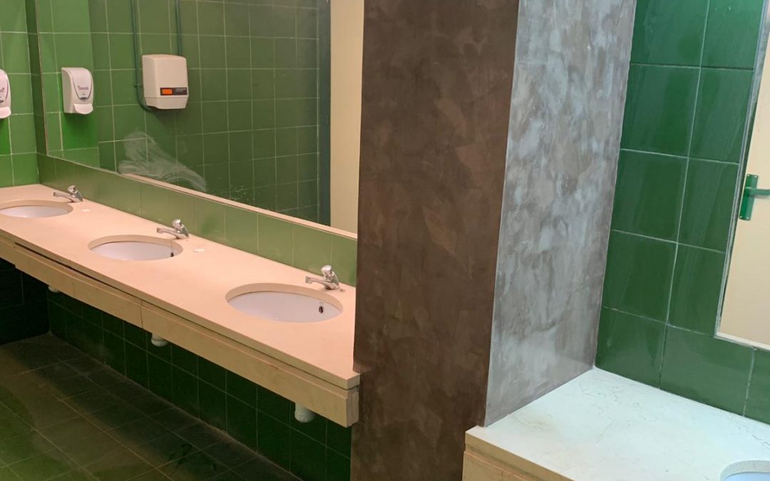 Baño comercial con microcemento